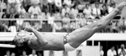 Louganis se golpea la cabeza contra el trampolín en los Juegos de 1988.