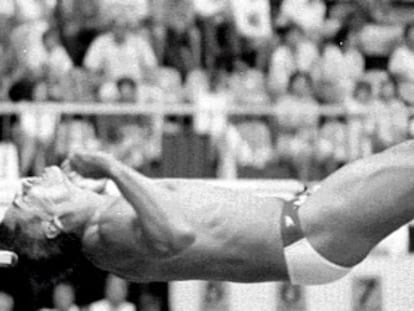 Louganis se golpea la cabeza contra el trampol&iacute;n en los Juegos de 1988.