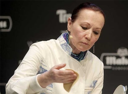 Las famosas y populares tortillas mexicanas han pasado de ser comida de la calle a protagonizar exquisitos platos de diseño. Lo demostró durante su exhibición culinaria en Madrid fusión la cocinera mexicana Patricia Quintana. En Izote, su restaurante del D. F., desarrolla una cocina mexicana vanguardista basada en las raíces de su región de origen, Quintana.