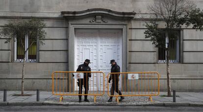 Dos agentes vigilan la sede del Tribunal Supremo.