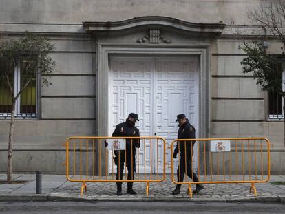 Dos agentes vigilan la sede del Tribunal Supremo.