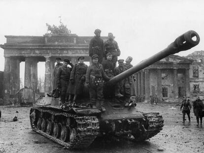 Soviet soldiers on top of a tank in front of the Brandenburg Gate in Berlin, at the end of World War II.