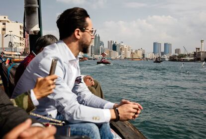 Quique Dacosta, en uno de los barcos de pasajeros que cruzan las aguas de Dubai Creek, entre Bur Dubai y Deira, en la parte vieja de la ciudad.