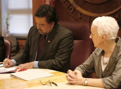 El gobernador Bill Richardson firma la derogación de la pena capital en Santa Fe.