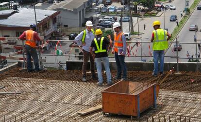 Alejandro Corredor – in white hard hat and orange vest – at the construction site.