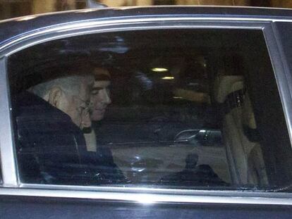 El primer ministro italiano, Mario Monti, sale del palacio del Quirinale tras comunicar al presidente su intenci&oacute;n de dimitir.