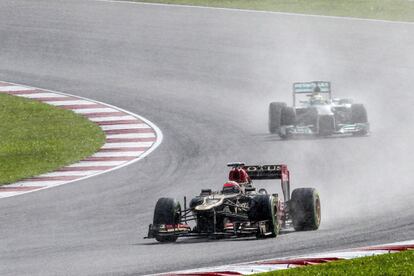 Raikkonen, ganador de la primera prueba del Mundial, en Australia, circula por delante de Rosberg.