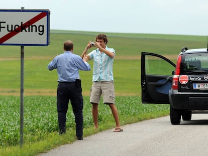 Dos turistas se hacen una fotografía junto a una señal del pueblo de Fucking (Austria).