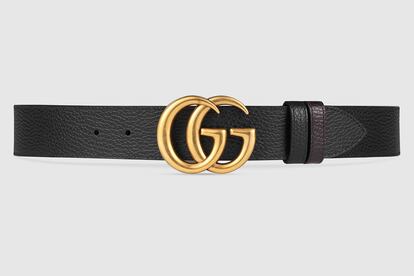 El cinturón con logo de Gucci. O cómo un icono de los años 80 ha revivido ajustándose a las cinturas de celebridades y milénicos modernos con ganas de ser vistos. Lo han lucido personalidades tan diferentes como Jennifer Aniston o Kendal Jenner. Es, sin duda, uno de los accesorios del año.

 