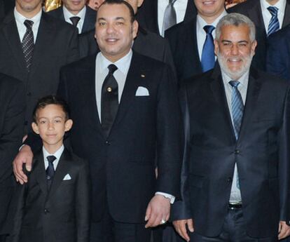 Mohamed VI y su hijo, el príncipe Mulay Hassan, con el primer ministro Abdelilá Benkiran.