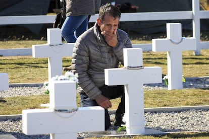 El familiar de un soldado argentino identificado en Malvinas llora ante su tumba en el cementerio de Darwin.