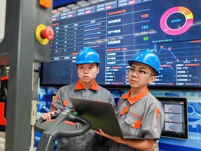 Dos técnicos trabajan en una fábrica, en Zhejiang (China).