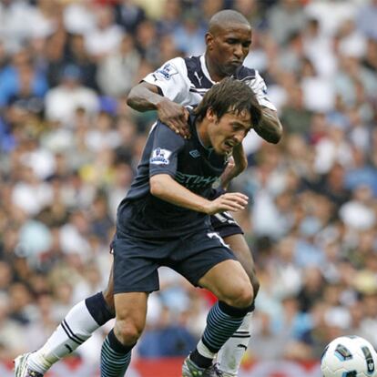 Silva se escapa de Defoe en su estreno oficial con el Manchester City.