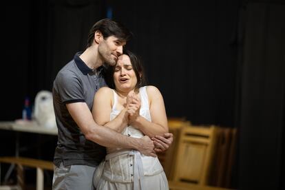 El barítono David Oller (Don Juan) y la soprano Natalia Labourdette (la condesa) este jueves en momento del ensayo en el teatro Poliorama.