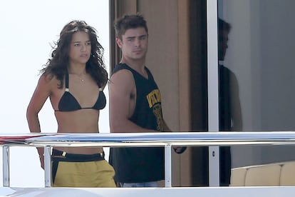 ... le acompaña el joven actor Zac Efron, con quien ha compartido yate y vacaciones en las islas Pitiusas.