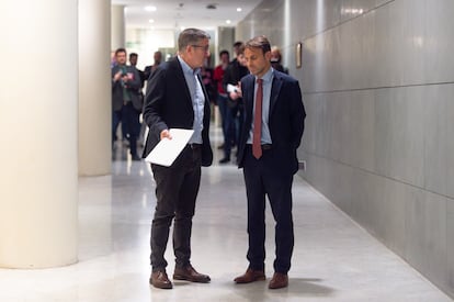 El portavoz del PSOE en el Congreso, Patxi López, y el presidente del grupo parlamentario de Unidas Podemos en el Congreso, Jaume Asens, esta mañana, justo antes de registrar la proposición de ley de derogación de la sedición.