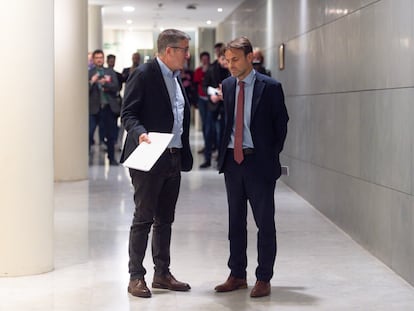 El portavoz del PSOE en el Congreso, Patxi López, y el presidente del grupo parlamentario de Unidas Podemos en el Congreso, Jaume Asens, esta mañana, justo antes de registrar la proposición de ley de derogación de la sedición.