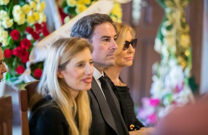 En el centro Miguel Báez 'El Litri' hijo y, al fondo, su madre, en el ayuntamiento de Huelva durante la capilla ardiente de El Litri padre, el 20 de mayo de 2022