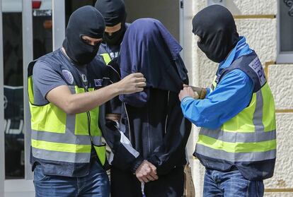 El detenido tras el registro de su domicilio en Benetússer, Valencia.