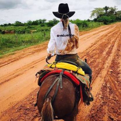 Caroline Casey con la prueba de la dureza del camino que recorre.