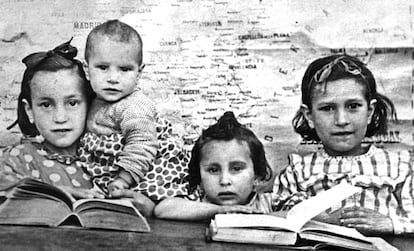 Mogarraz (Salamanca, 1940. Niñas en la escuela.