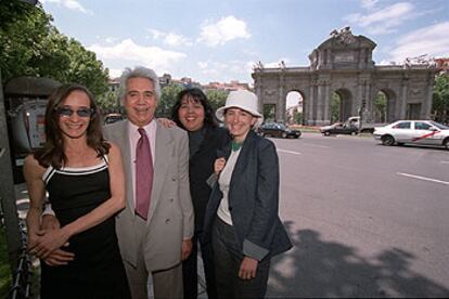 Rosaura Hidalgo, bailarina; Héctor Mezones, minero; Zindy Valiente, periodista, e Isabel Navarro, ingeniera de producción, en la Puerta de Alcalá, en Madrid.