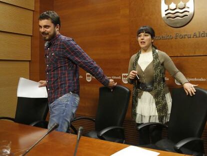 Ander Rodríguez y Larraitz Uagarte, a su llegada a la sala de prensa de la Diputación de Gipuzkoa