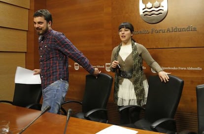 Ander Rodríguez y Larraitz Uagarte, a su llegada a la sala de prensa de la Diputación de Gipuzkoa