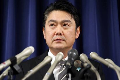 El ministro japonés de Justicia, Takashi Yamashita, hoy en rueda de prensa en la sede del Ministerio de Justicia en Tokio (Japón).