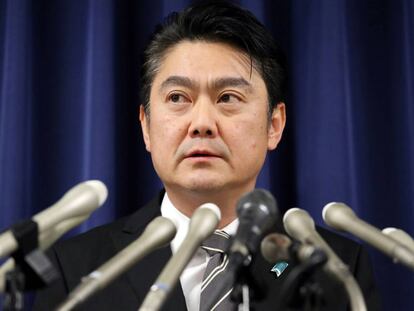 El ministro japonés de Justicia, Takashi Yamashita, hoy en rueda de prensa en la sede del Ministerio de Justicia en Tokio (Japón).