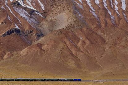 El Z6801 es el único ferrocarril que llega directo a Lhasa, ciudad del Tíbet rodeada por las montañas del Himalaya. Está presurizado y provisto de oxígeno, y sus ventanas tienen filtros ultravioletas para proteger de la radiación solar. Una de las rutas más destacadas es tomar el transtibetano, o tren más alto del mundo, en Xining (provincia china de Qinghai), a una altitud de 2.275 metros, y atravesar, durante 1.972 kilómetros, el vasto paisaje de la meseta tibetana. Un días después se alcanza el destino, a más de 3.600 metros sobre el nivel del mar. Casi la mitad de su recorrido supera los 4.000 metros de altura y su estación del Paso de la Montaña Tanggula, a 5.068 metros, es la más alta del mundo. El trayecto cuesta 794 yuanes (algo más de 99 euros) en cama blanda (en compartimentos para cuatro pasajeros). Más información: <a href="https://www.chinatibettrain.com/xining-to-lhasa.htm" target="_blank">www.chinatibettrain.com</a>