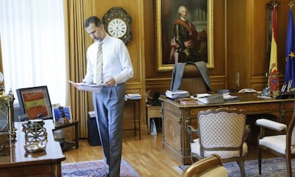 El Rey, en su despacho del palacio de La Zarzuela.