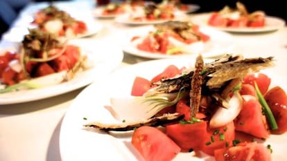 Ensalada de tomate del Perelló con cebolla tierna y 'capellanet' a la llama. Puro caviar