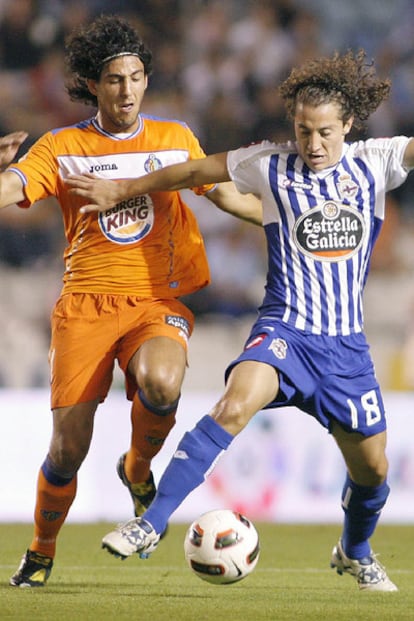 El Andrés Guardado, autor de los dos goles del Deportivo, controla el balón ante Daniel Parejo.
