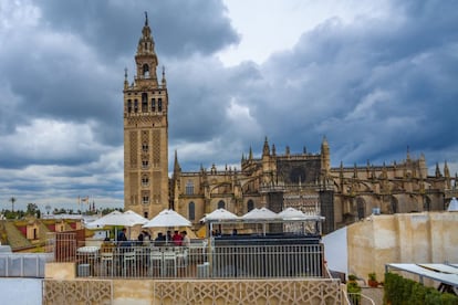 El templo está formado por cinco naves de 23.400 metros cuadrados que la convierten en la tercera catedral más grande del mundo, y la primera de arte gótica. Su construcción se demoró desde 1433 hasta 1506, aunque siguió modificándose posteriormente. El resultado es una superposición de motivos cristianos sobre islámicos que le dan un carácter genuino. El campanario de más de 100 metros de altura, denominado la Giralda por la veleta que hay en su cúspide (en la foto), junto al patio de los Naranjos en el que se conserva el cerramiento original del siglo XII, son dos de sus atractivos más sobresalientes.