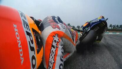 El pique que arrastraban Rossi y Márquez en las últimas carreras explotó en el Gran Premio de Malasia, penúltima prueba del Mundial de MotoGP. El italiano esperó a Márquez y le dio una patada que le tiró al suelo (el momento de la imagen). Rossi recibió una dura sanción que resultó definitiva para no adjudicarse el título en la última carrera del año, en Valencia. | <a href=http://deportes.elpais.com/deportes/2015/10/25/actualidad/1445744670_279950.html target=”blank”>IR A LA NOTICIA</a>