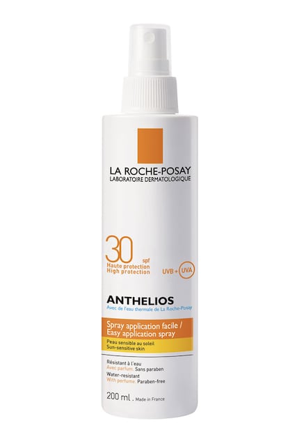 QUÍMICOS. Anthelios Spray Aplicación Fácil SPF30 de La Roche-Posay. Esta gama contiene un filtro químico llamado Mexoplex, ideal para pieles sensibles o alérgicas al sol. No contiene perfumes ni parabenes ni es pegajoso dado que contiene un mínimo de ingredientes. Cuesta unos 20 euros.
