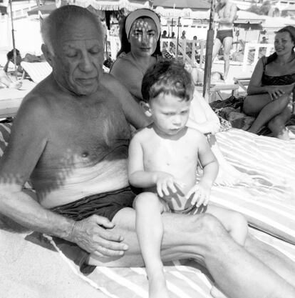 Bernard Ruiz-Picasso, con su abuelo, junto a Jacqueline (centro) y Christine Ruiz-Picasso, su madre, en la playa de Cannes en 1962.