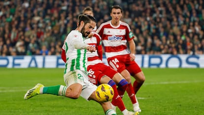 Isco, autor del gol del Betis, remata sobre la portería del Granada en el derbi regional.