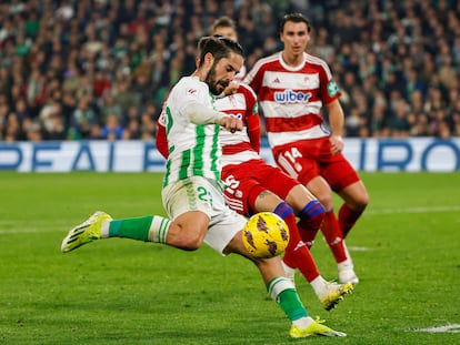 Isco, autor del gol del Betis, remata sobre la portería del Granada en el derbi regional.