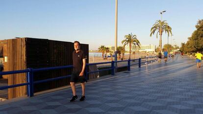 El expresidente del Gobierno Mariano Rajoy, en el paseo marítimo de Alicante.