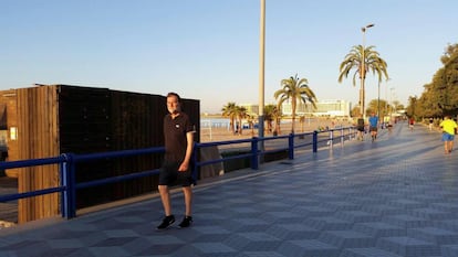 Former PM Mariano Rajoy out for a walk in Alicante.