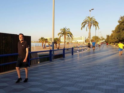 El expresidente del Gobierno Mariano Rajoy, en el paseo marítimo de Alicante.