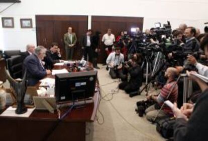 El presidente de Uruguay, José Mujica (i), fue registrado este miércoles durante una rueda de prensa, en el despacho presidencial de la Torre Ejecutiva, en Montevideo (Uruguay), donde anunció su autorización para que la planta papelera UPM incremente su producción. EFE/Iván Franco