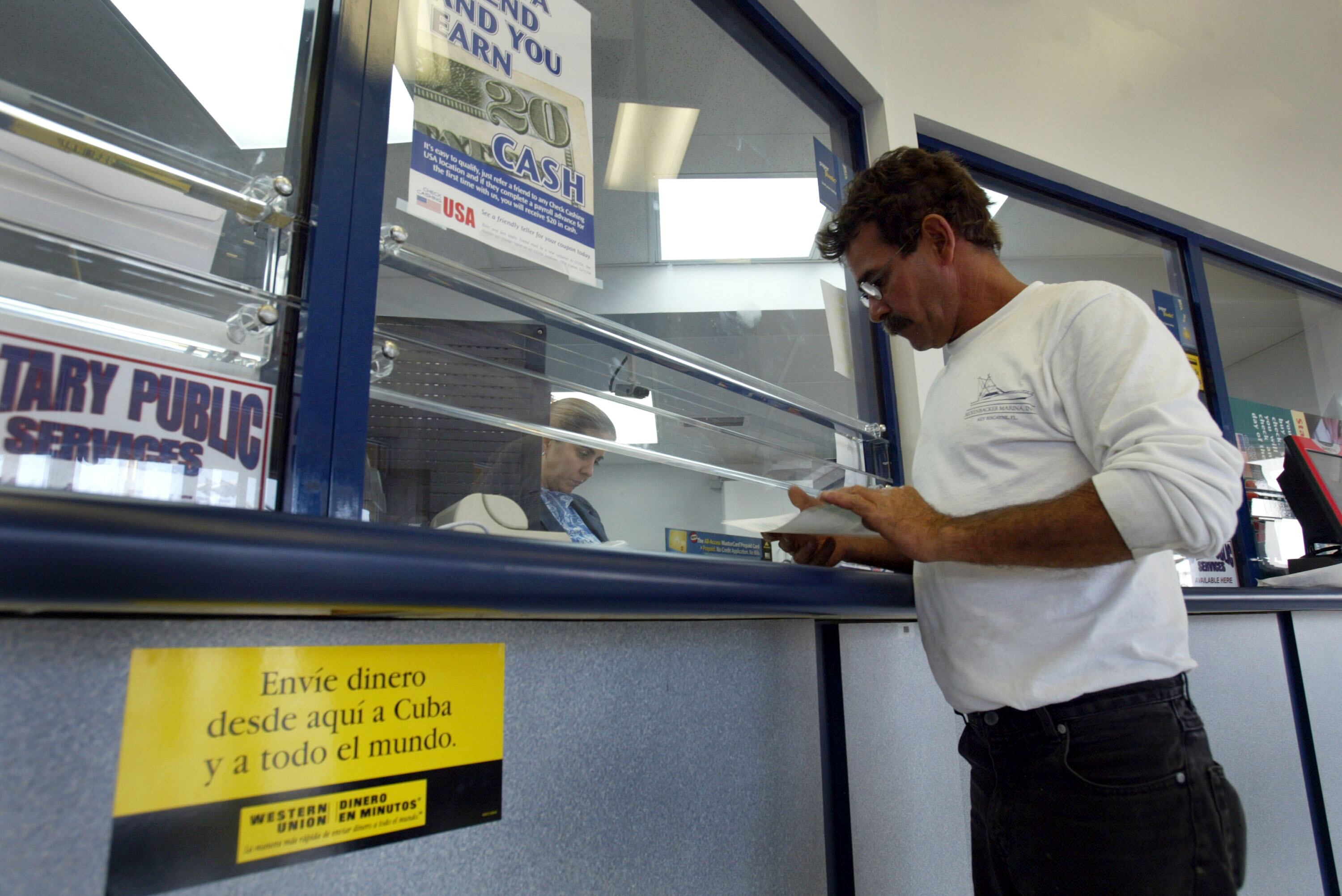Un inmigrante envía dinero a Cuba desde una sucursal de Western Union, en Miami (Florida), en una fotografía de archivo. 