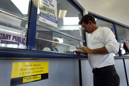 An immigrant sends money to Cuba from a Western Union branch, in Miami (Florida), in a file photograph. 