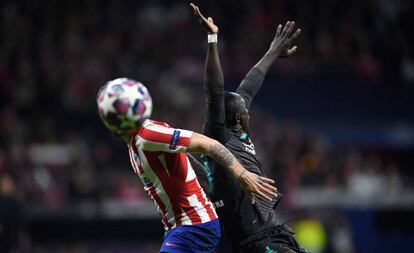 Vrsaljko, tapado por el balón, pugna con Sadio Mané durante el Atlético-Liverpool de Champions disputado el pasado martes en Madrid.