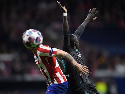 Vrsaljko, tapado por el balón, pugna con Sadio Mané durante el Atlético-Liverpool de Champions disputado el pasado martes en Madrid.