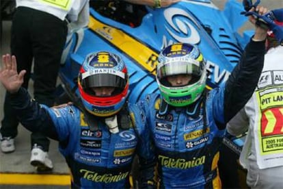 Fernando Alonso (a la izquierda) y Giancarlo Fisichella, nada más salir de sus bólidos, celebran su excelente actuación en Melbourne.