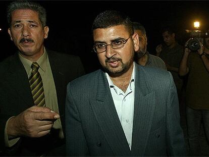 El portavoz de Hamás, Sami Abu Zuhre (derecha), a su llegada a la reunión con Mahmud Abbas, el líder de la OLP.